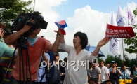 [포토]채널A 카메라 막는 규탄대회 참가자 