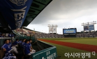 [포토] 굵어진 빗방울로 경기 시작 지연되는 두산-삼성전