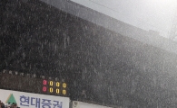 [포토] 갑작스런 비를 피하라