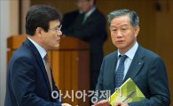 [포토]의견 나누는 최종구 금감원부원장·김규복 생명보험협회장 