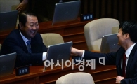 [포토]악수하는 이석기·박주선 의원