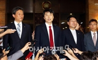[포토]본회의장앞에서 기자회견 하는 이석기 의원