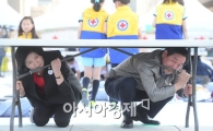 [포토]지진이 발생하면 테이블 밑으로 