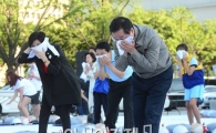 [포토]화제가 발생하면 젖은 손수건으로 입을 가리고 