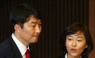 [포토]김재연 의원과 이야기하는 이석기 의원
