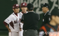 [포토] 염경엽 감독 '파울라인 안쪽에서 벌어진 일입니다'