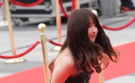 [포토]남지현, 짧은 치마에 '가리기 바쁜 손'
