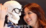 [포토]씨스타 효린, 해골이 너무 신기해!