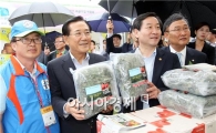 [포토]우수기업 판매부스를 둘러보는 유정복 장관 