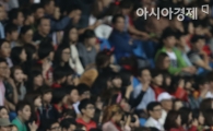[포토] 경기 지켜보는 홍명보 감독
