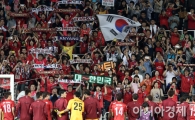 [포토] 4:1 승리 태극전사 '시원한 경기 선물 드려요'