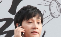 [포토]김조광수, '전화로도 축하받아요'