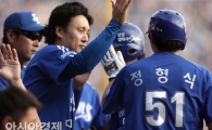 [포토] 이승엽 '홈 밟은 주자들 어서 와~'