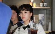 [포토]베스티 다혜, 한손에 커피들고 '일일 바리스타 체험'