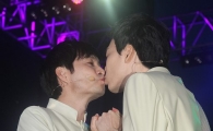 [포토]'동성결혼' 김조광수-김승환 '사랑의 입맞춤'