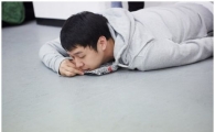 박유천, 쉬는 시간 모습 포착…"그 자체가 화보네"