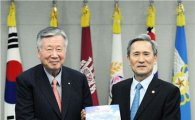 부영그룹, 국방부에 '6·25전쟁 1129일' 1만5000권 기증