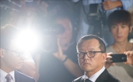 [포토]검찰 들어가는 전재국