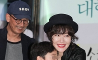 [포토]엄지원, 꼬마팬과 다정한 포옹~