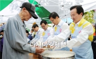 강운태 광주 시장, ‘사랑의 밥차’ 봉사활동 참여