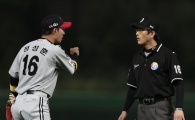 [포토] 정성훈 '정확한 판정 부탁드립니다'