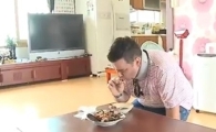 '섬마을 쌤' 샘해밍턴, 무릎 꿇고 '간장게장' 먹방
