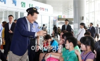 [포토]박준영 전남도지사,추석맞아 귀성객·상인 격려