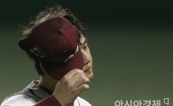 [포토] 손승락 '폭투 두 개 너무 아쉬워'