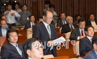 [포토]의원총회 참석하는 황우여 대표