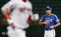 [포토] 윤성환 '한 이닝에 홈런 두 개라니'