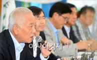 김한길 "'아버지 대통령 각하'…북한 신격화 닮아"(종합)