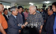 [포토]당직자들과 악수하는 김한길 민주당 대표