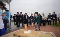 신연희 강남구청장, 사회복지박람회서 떡메치기 