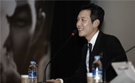 이정재, 400명 팬들과 일일이 포옹 '폭풍 감동'
