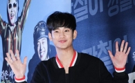 [포토]김수현, 딸랑딸랑 팬서비스~