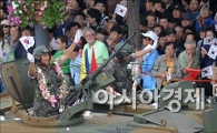[포토]손 흔드는 군 장병