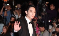 [포토]레드카펫 밟는 이수혁, '빠름 빠름~'