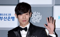 [포토]'엠블랙' 이준, 시크한 손인사!