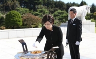 [동정] 최연혜 코레일 사장, 대전현충원 참배