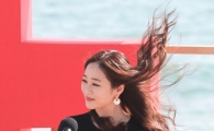 [포토]김효진, 바람이 너무 불어요~