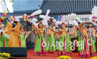 [포토]화관무로 어르신들 위로하는 한우리 예술단 