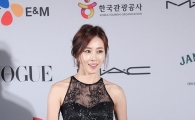 [포토]문정희, 꽃 한송이 손에 들고~