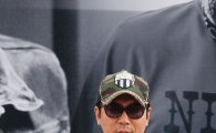 [포토]김지운 감독 '카리스마 넘치는 선글라스'