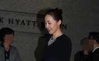 [포토]엄지원, 치마는 짧고 바람은 불고 '난감하네'