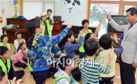 [포토]최영호 광주시 남구청장, 아동들에게 생일잔치 마련
