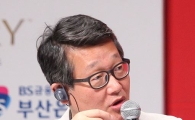 [포토]질문하는 김지석 수석 프로그래머