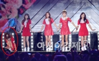 [포토]'에이핑크' 오하영, 야속한 비~ 결국 꽈당!