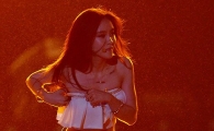 [포토]티아라 효민, 흘러내린 의상 고치느라 바쁜 손