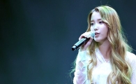 [포토]열창하는 아이유