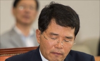 [포토]자료 확인하는 한진현 차관